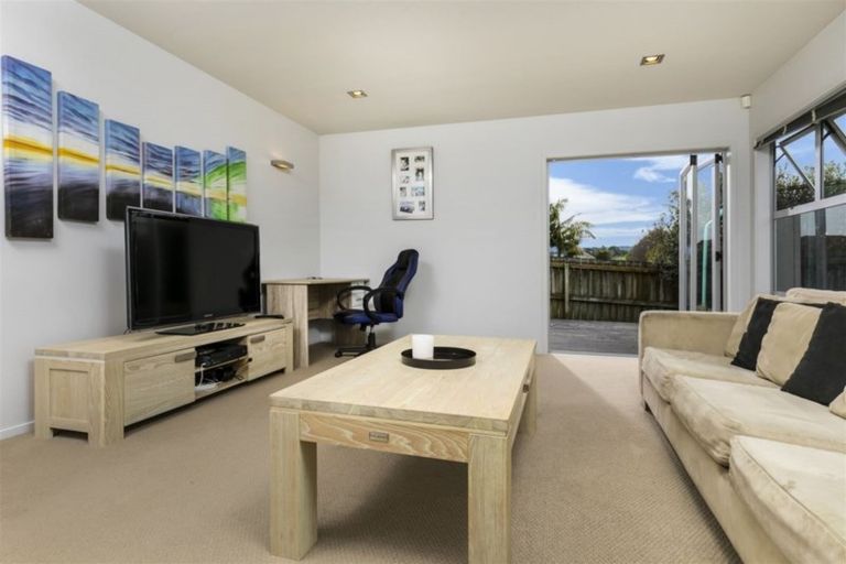 Photo of property in 8 Roy Maloney Drive, Henderson, Auckland, 0612
