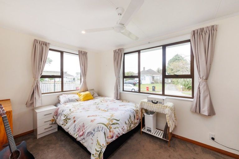 Photo of property in 11 Montrose Place, Takaro, Palmerston North, 4412