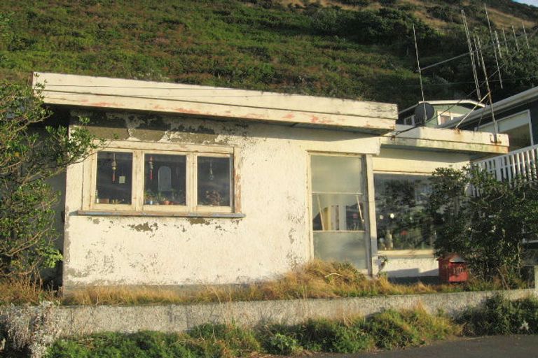 Photo of property in 2/122 Owhiro Bay Parade, Owhiro Bay, Wellington, 6023