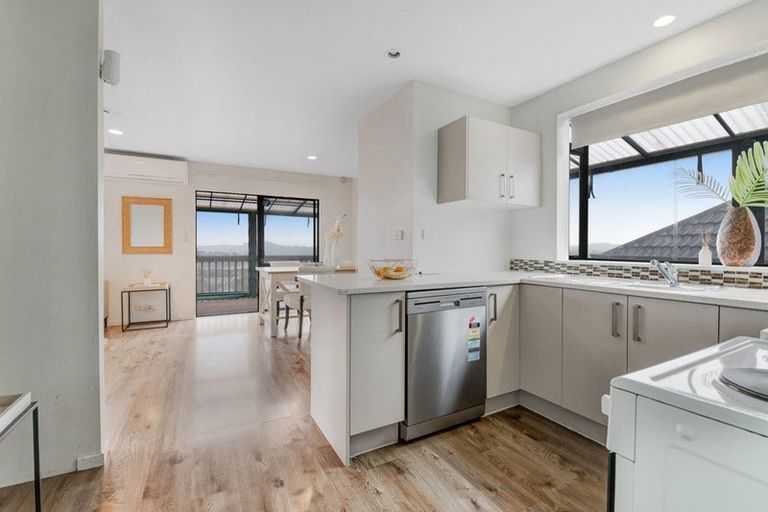 Photo of property in 1/21 Jumento Place, Unsworth Heights, Auckland, 0632