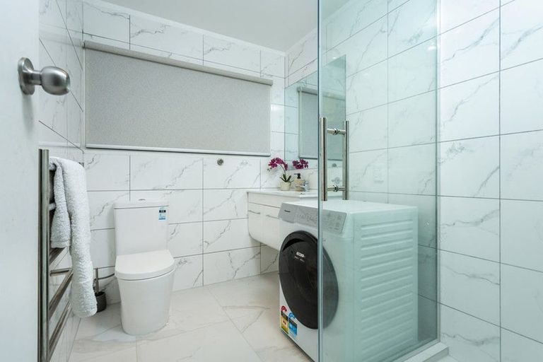 Photo of property in 11 Beaudine Avenue, Glenfield, Auckland, 0629