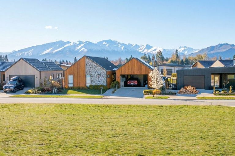 Photo of property in 10 Doug Ledgerwood Drive, Wanaka, 9305