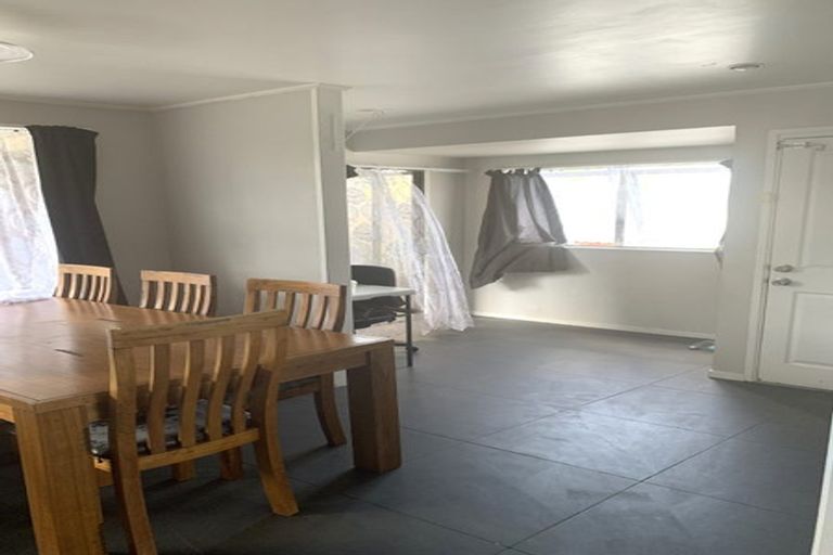 Photo of property in 2/4 Etherton Drive, Weymouth, Auckland, 2103