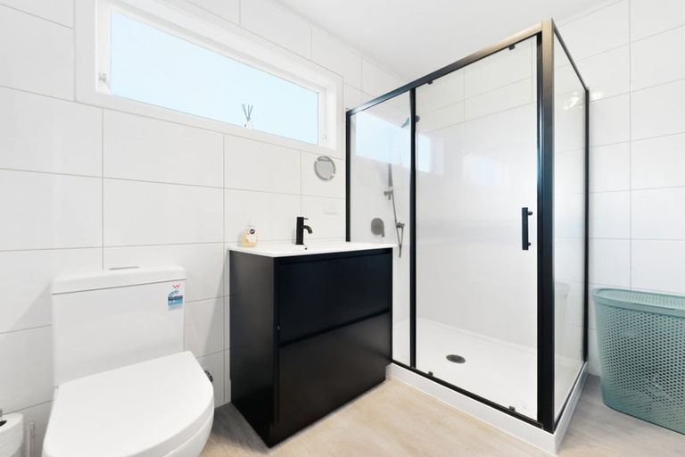 Photo of property in 6 Brouder Place, Hillpark, Auckland, 2102