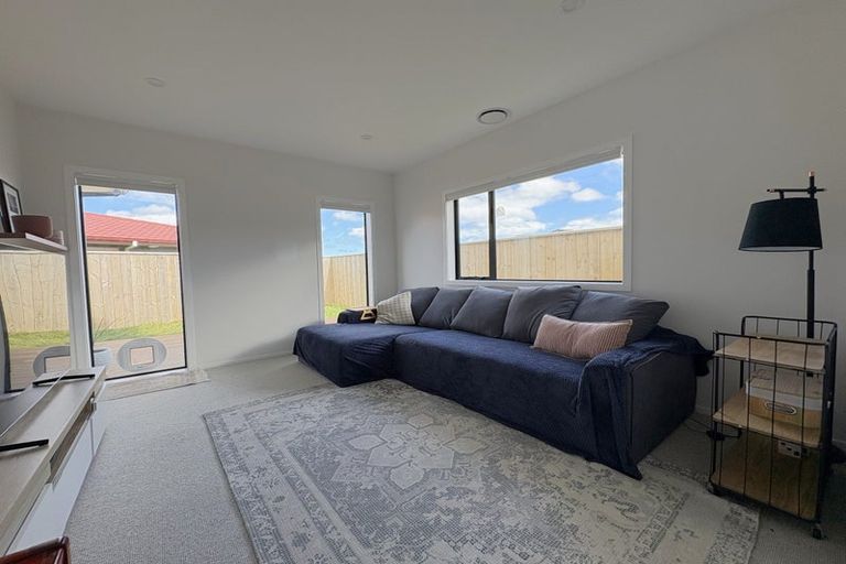 Photo of property in 37 Boeing Way, Newlands, Wellington, 6037