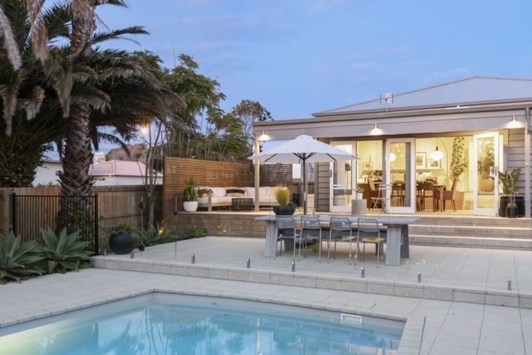 Photo of property in 131 Vauxhall Road, Narrow Neck, Auckland, 0624