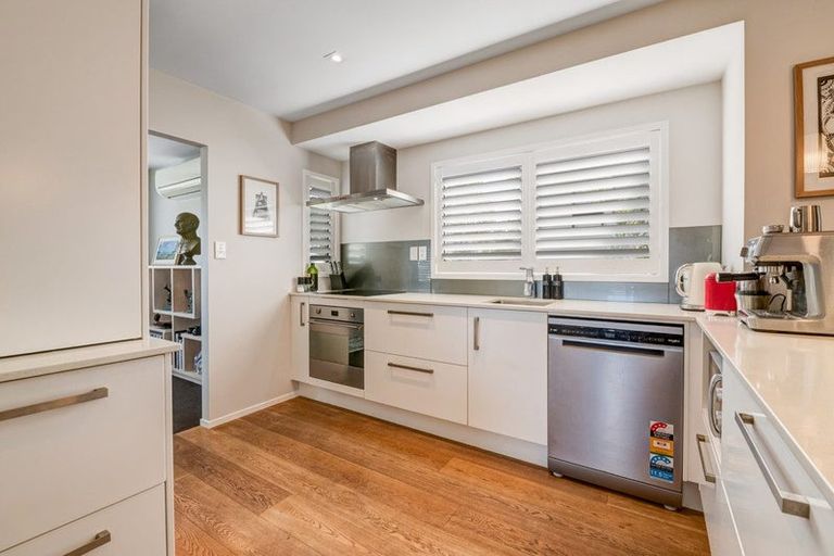 Photo of property in 15 Leiden Place, Totara Vale, Auckland, 0629