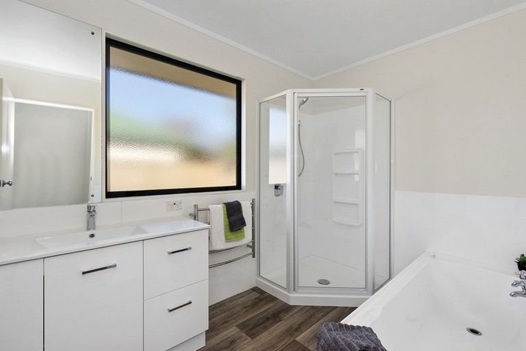 Photo of property in 23 Mangakoea Place, St Andrews, Hamilton, 3200