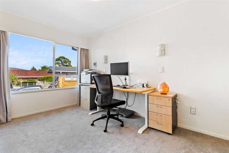 Photo of property in 2/4 Evelyn Place, Hillcrest, Auckland, 0627