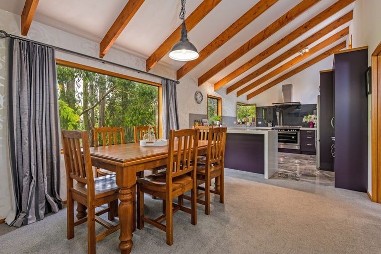 Photo of property in 28 Springdale Grove, Fitzherbert, Palmerston North, 4410