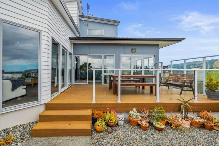 Photo of property in 1 Hollyford Place, Aotea, Porirua, 5024