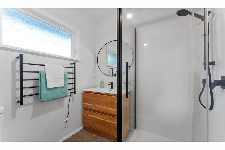 Photo of property in 2/13 Jonathan Place, Sunnynook, Auckland, 0620