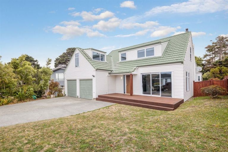 Photo of property in 27 Caesars Place, Churton Park, Wellington, 6037