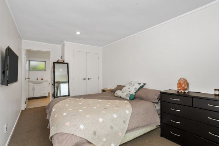 Photo of property in 2/31 Mannering Place, Hillcrest, Auckland, 0627