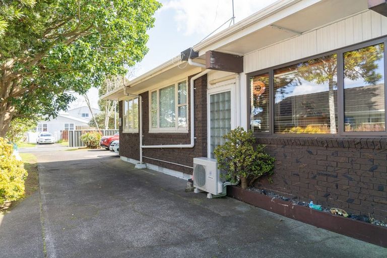Photo of property in 5 Montmere Avenue, Te Atatu Peninsula, Auckland, 0610