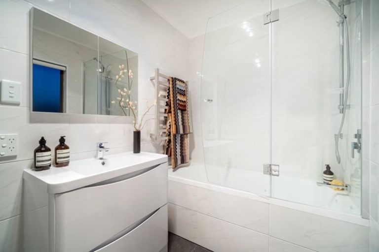 Photo of property in 2/17 Oliver Street, Point Chevalier, Auckland, 1022