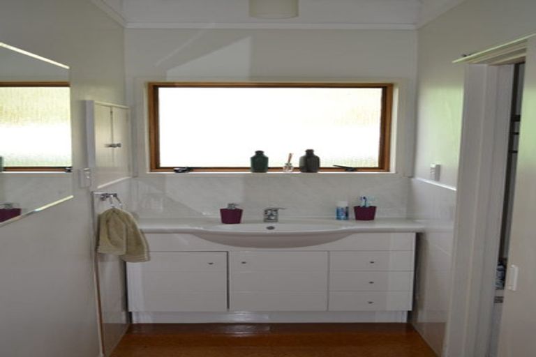 Photo of property in 13 Malters Place, Browns Bay, Auckland, 0630