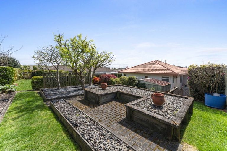 Photo of property in 2 Fairview Terrace, Waipahihi, Taupo, 3330