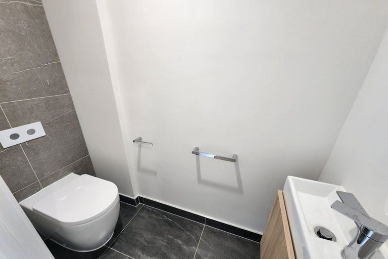 Photo of property in 2/64 Coronation Road, Hillcrest, Auckland, 0627