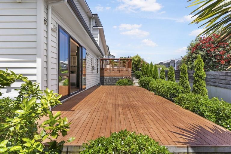 Photo of property in 97 Medallion Drive, Oteha, Auckland, 0632