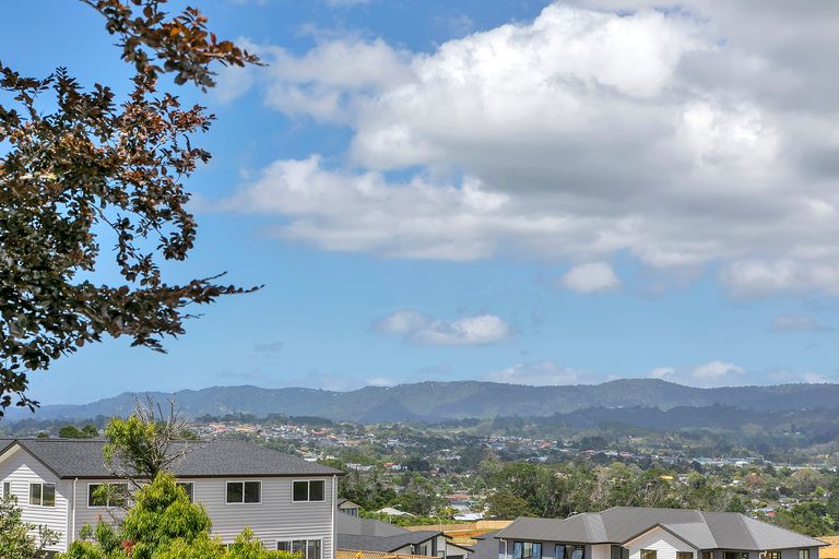 Photo of property in 4 Chamberlain Road, Massey, Auckland, 0614