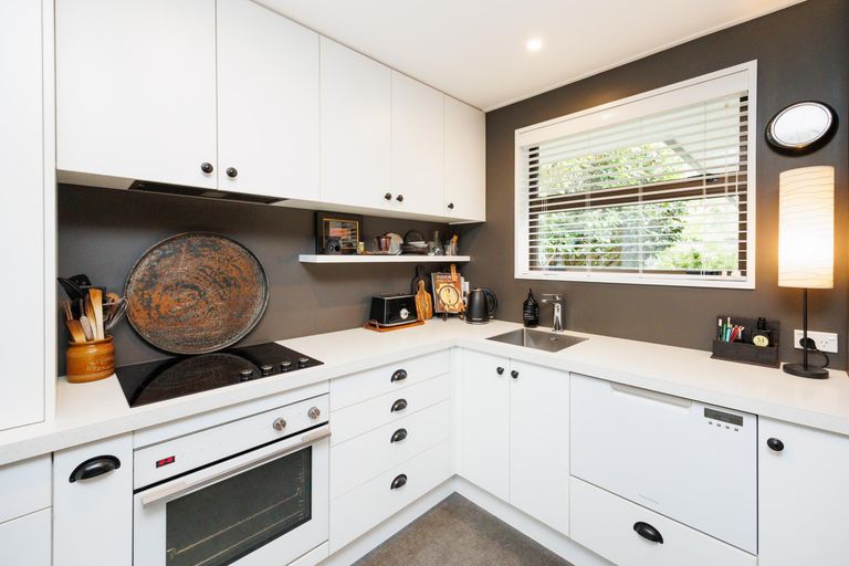 Photo of property in 8 Earl Place, Hokowhitu, Palmerston North, 4410