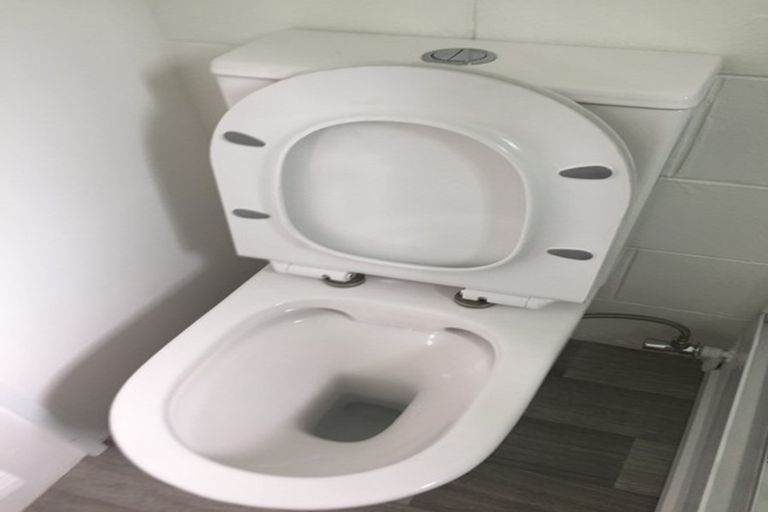 Photo of property in 1/682 East Coast Road, Pinehill, Auckland, 0630