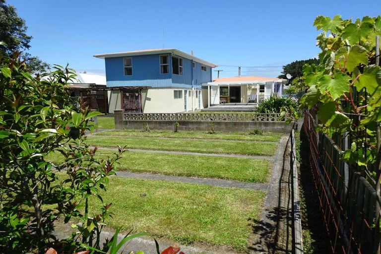 Photo of property in 7 Hennessy Street East, Foxton Beach, Foxton, 4815
