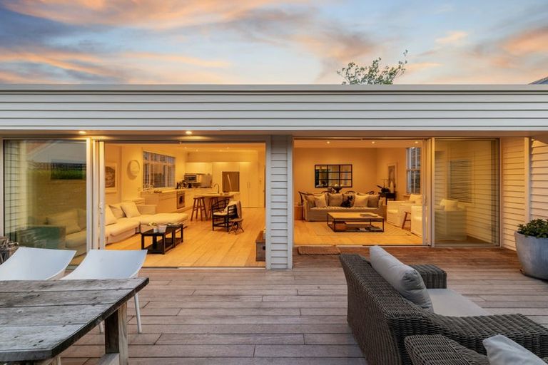 Photo of property in 33 Hawkesbury Avenue, St Albans, Christchurch, 8014