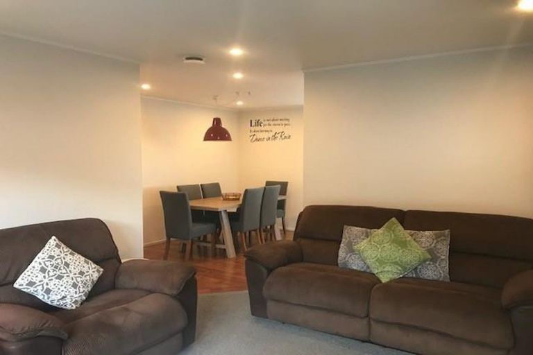 Photo of property in 2/11 Parramatta Place, Botany Downs, Auckland, 2010