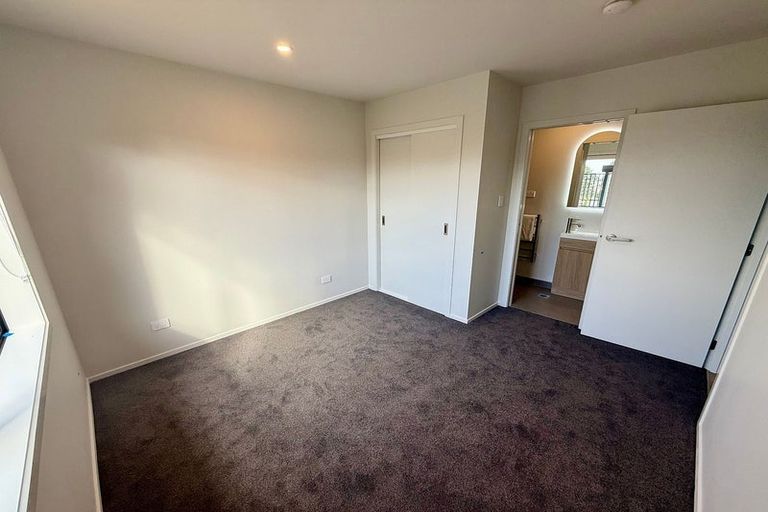 Photo of property in 3/506 Glenfield Road, Bayview, Auckland, 0629