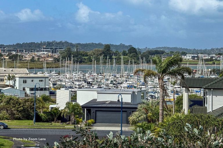 Photo of property in 10 Lupetti Rise, West Harbour, Auckland, 0618