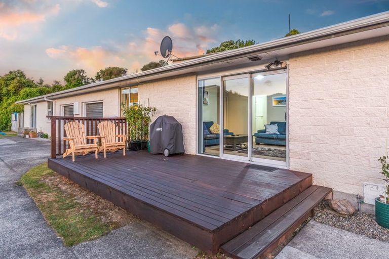 Photo of property in 8a Florio Terrace, Tawa, Wellington, 5028