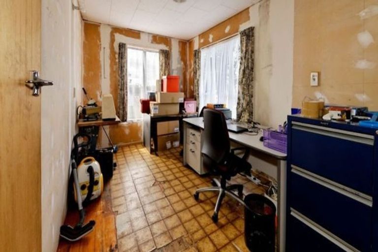 Photo of property in 46 Queen Mary Avenue, New Lynn, Auckland, 0600