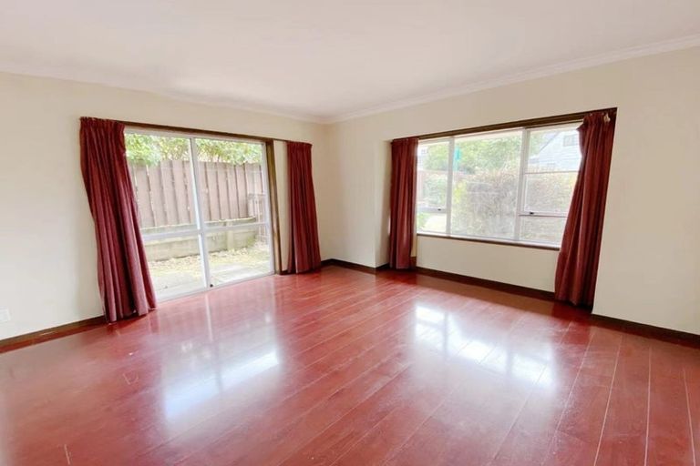 Photo of property in 11 Ravenstone Place, Chatswood, Auckland, 0626