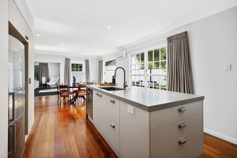 Photo of property in 2 Tio Tio Road, Miramar, Wellington, 6022