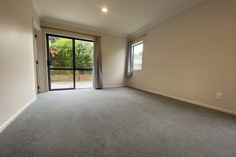 Photo of property in 2 Stella Grove, Newlands, Wellington, 6037