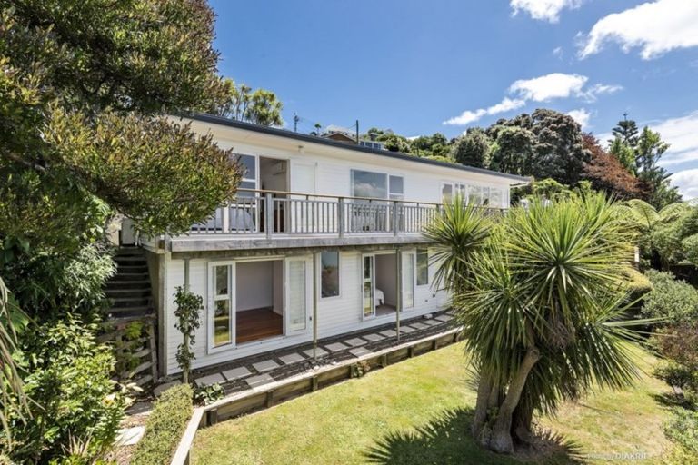 Photo of property in 4 Fortification Road, Karaka Bays, Wellington, 6022