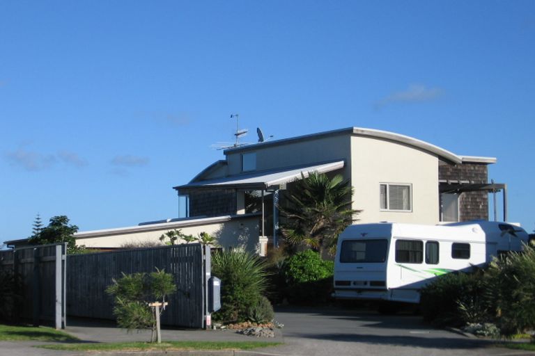 Photo of property in 26 Major Durie Place, Waikanae Beach, Waikanae, 5036