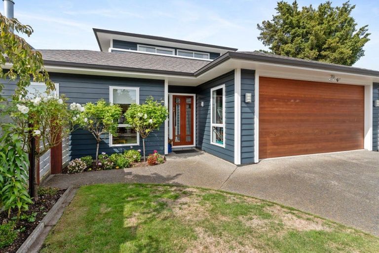 Photo of property in 2 Dixon Street, Carterton, 5713