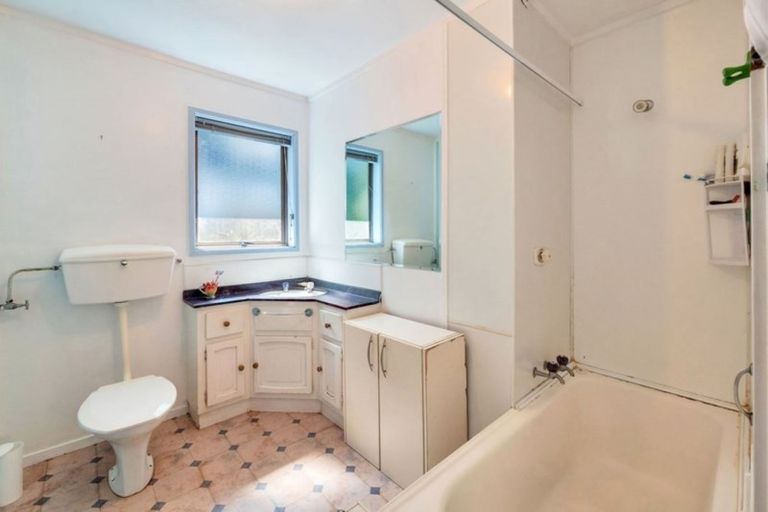 Photo of property in 1/51 Seaview Road, Castor Bay, Auckland, 0620