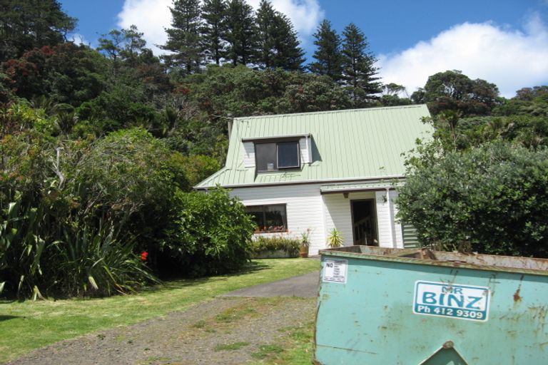 Photo of property in 37 Domain Crescent, Muriwai, Waimauku, 0881