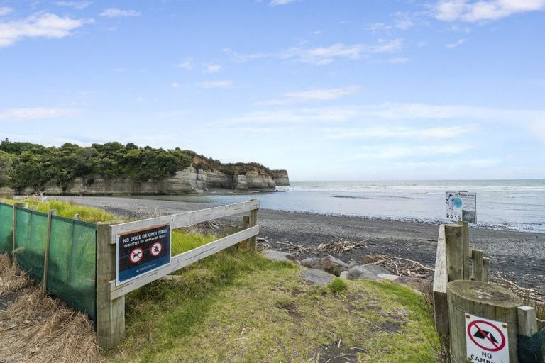 Photo of property in 30 Third Avenue, Urenui, 4377
