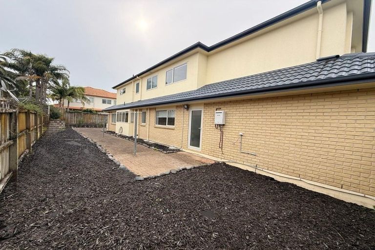 Photo of property in 2 Corta Bella Place, Golflands, Auckland, 2013