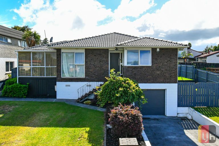 Photo of property in 21 Balgowan Terrace, Conifer Grove, Takanini, 2112