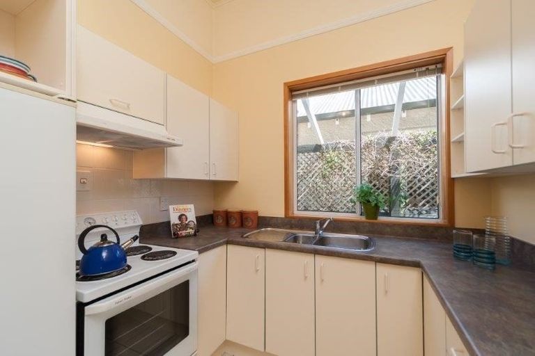 Photo of property in 16 Lawrence Street, Newtown, Wellington, 6021
