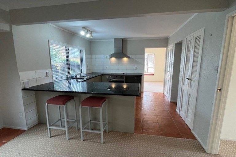 Photo of property in 1 Kincraig Place, Highland Park, Auckland, 2010