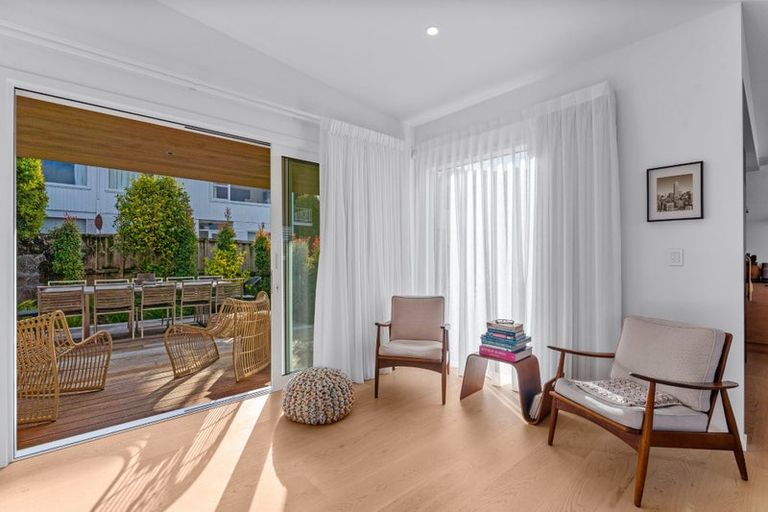 Photo of property in 37a Parr Terrace, Castor Bay, Auckland, 0620