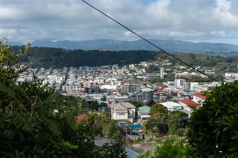Photo of property in 118 Kelburn Parade, Kelburn, Wellington, 6012