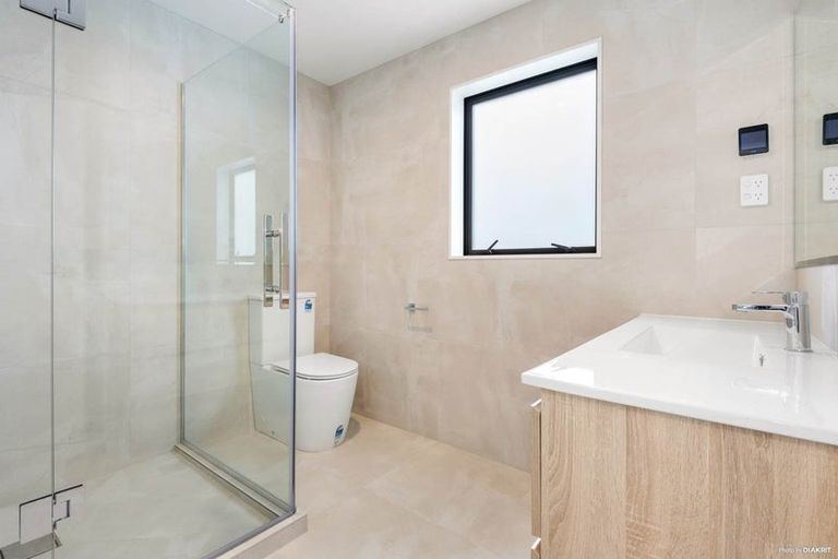 Photo of property in 1/105 Hobsonville Road, West Harbour, Auckland, 0618